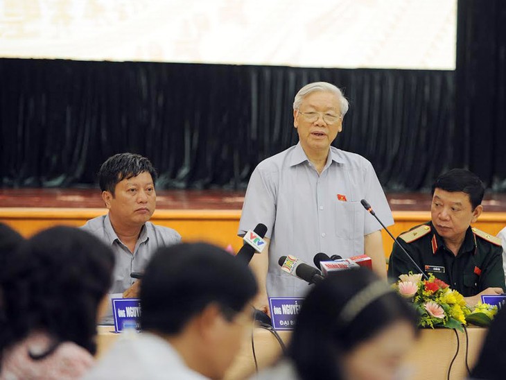 Party leader Nguyen Phu Trong meets voters in Hoan Kiem, Hanoi - ảnh 1